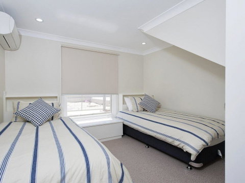 Whispering Sands', 10 Sandy Point Road - Luxury Waterfront Home With Aircon, WIFI & Foxtel - Accommodation Brisbane 2