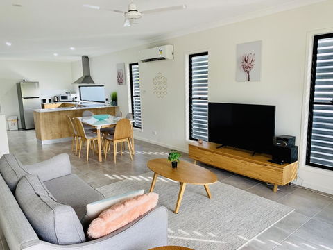 WHITSUNDAY Brand New Townhouse Close To Boardwalk - Accommodation Brisbane 0