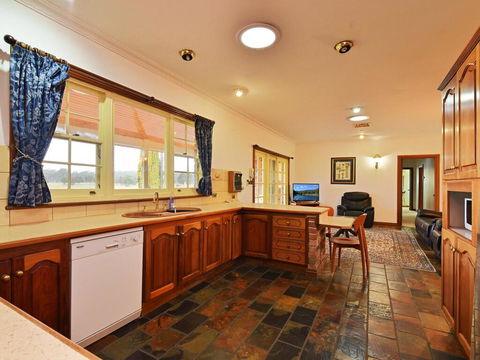 Wine Country Homestead 4-6br House - Accommodation Brisbane 2