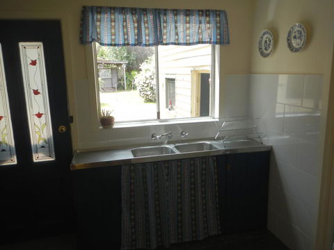 Yarram Cottage: Art And Accommodation - Accommodation Brisbane 2