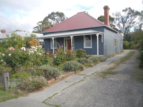 Yarram Cottage: Art And Accommodation - Accommodation Brisbane 1