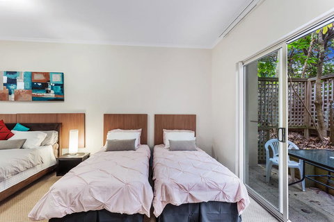 Zenith Studio, Unit 3/10 Messines Street - Accommodation Brisbane 2