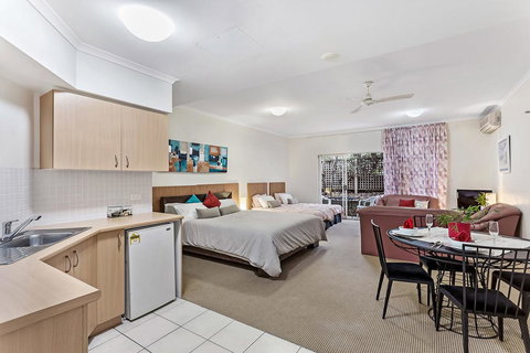 Zenith Studio, Unit 3/10 Messines Street - Accommodation Brisbane 0