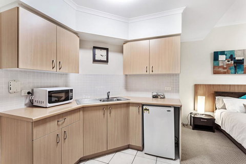 Zenith Studio, Unit 3/10 Messines Street - Accommodation Brisbane 1
