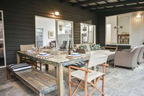 Currimundi Beach House - 1min To Currimundi Lake & Beach - Accommodation Brisbane 2