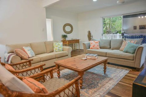 Currimundi Beach House - 1min To Currimundi Lake & Beach - Accommodation Brisbane 1