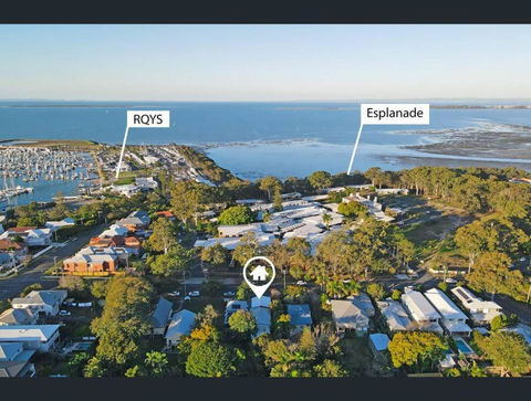 3BR/1.5BA House W Parking Close To Eastwood Beach - Accommodation Brisbane 0