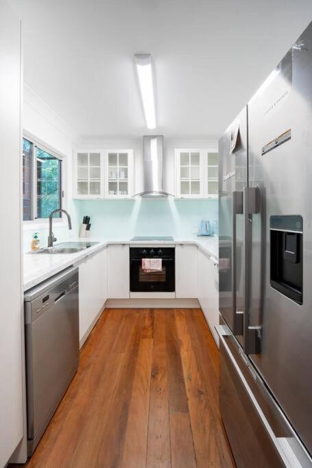 3BR/1.5BA House W Parking Close To Eastwood Beach - Accommodation Brisbane 2