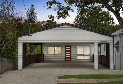 3BR/1.5BA House W Parking Close To Eastwood Beach - Accommodation Brisbane 3