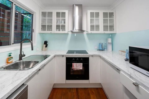 3BR/1.5BA House W Parking Close To Eastwood Beach - Accommodation Brisbane 4