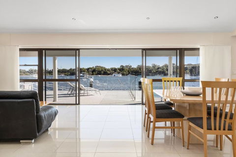 Affordable Riverfront, Pool, Private Pontoon - Accommodation Brisbane 4