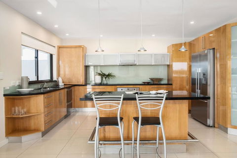 Affordable Riverfront, Pool, Private Pontoon - Accommodation Brisbane 3
