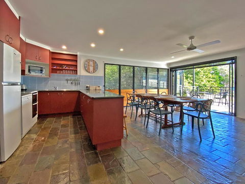 A BEACH AFFAIR - Accommodation Brisbane 3