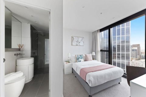 A Chic 2BR Apt Near Melbourne CBD W FREE Parking - Accommodation Brisbane 3