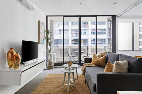 A Chic 2BR Apt Near Southern Cross, With Secure Parking - Accommodation Brisbane 0