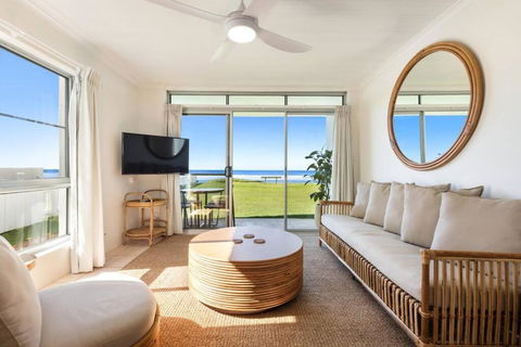 Absolute Beachfront Apartment 11B - Accommodation Brisbane 0
