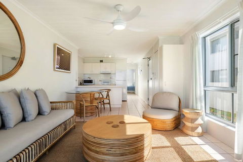 Absolute Beachfront Apartment 11B - Accommodation Brisbane 2