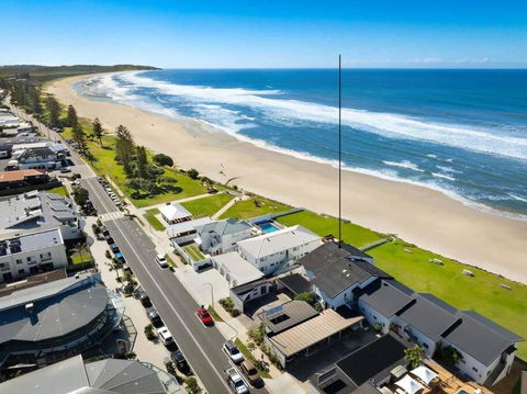 Absolute Beachfront Apartment 11B - Accommodation Brisbane 1