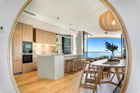 Absolute Beachfront Luxury Apartment - Accommodation Brisbane 3