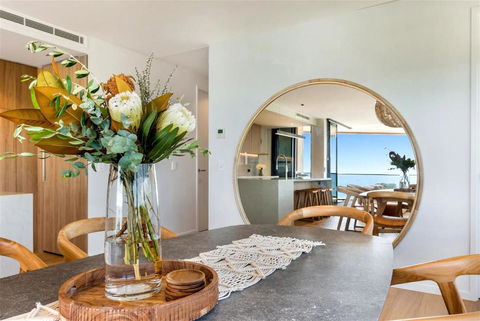 Absolute Beachfront Luxury Apartment - Accommodation Brisbane 4