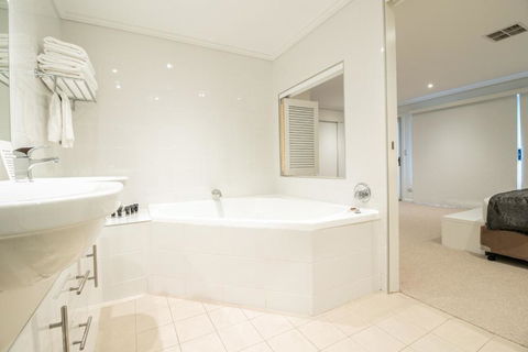 Absolute Beachfront Opal Cove Resort - Accommodation Brisbane 4