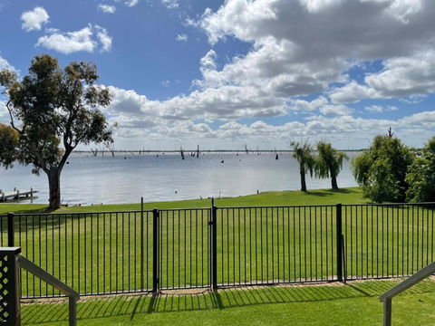 Absolute Waterfront At Woodlands - Accommodation Brisbane 1