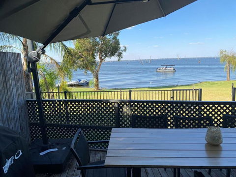 Absolute Waterfront At Woodlands - Accommodation Brisbane 0