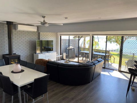 Absolute Waterfront At Woodlands - Accommodation Brisbane 2