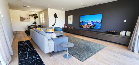 Absolute Waterfront With Oversized Private Terrace - Accommodation Brisbane 3