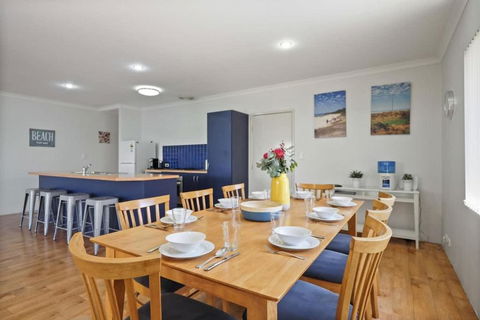 Across The Way, Golf And Beach Heaven - Accommodation Brisbane 4