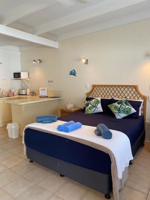AFFORDABLE ISLAND ESCAPE! Queen Studio, Nelly Bay - Accommodation Brisbane 1