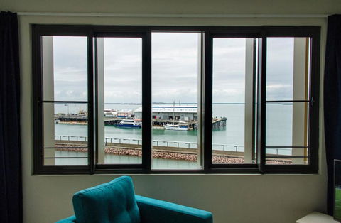 Absolute Waterfront - Tropical Sunrise Apartment Over The Water - Accommodation Brisbane 3