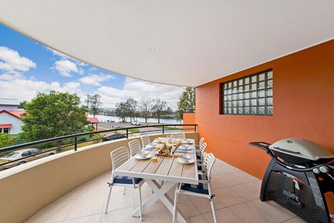Adrift At Dolphin Cove Apt 5 - Riverfront Modern - Accommodation Brisbane 0