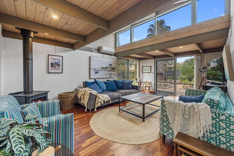 A Sand And Sea Retreat - 150m From Beach, Pet Friendly - Accommodation Brisbane 0