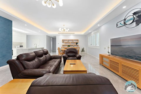 Aircabin - Fairfield - Modern - 6 Bedrooms House - Accommodation Brisbane 0