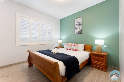 Aircabin - Fairfield - Modern - 6 Bedrooms House - Accommodation Brisbane 2