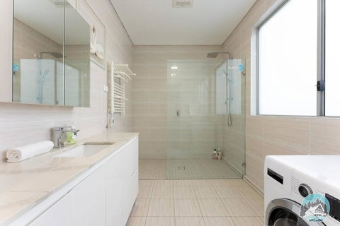 Aircabin - Fairfield - Modern - 6 Bedrooms House - Accommodation Brisbane 3