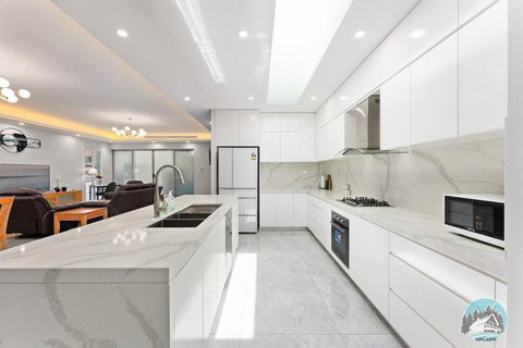 Aircabin - Fairfield - Modern - 6 Bedrooms House - Accommodation Brisbane 4