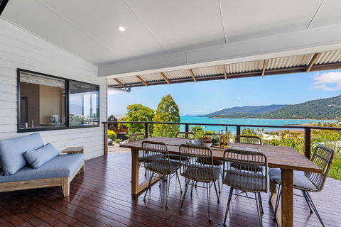 Airlie Views - Accommodation Brisbane 0