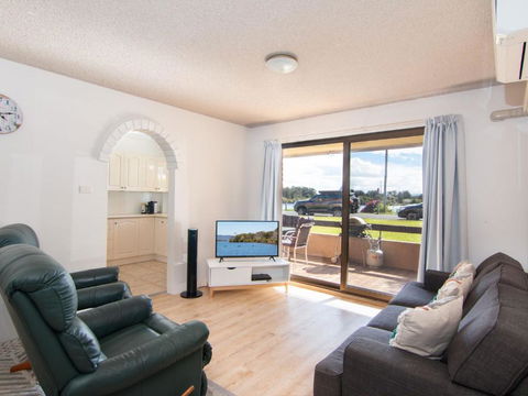 Akuna 3 Ground Floor Opposite Wallis Lake - Accommodation Brisbane 1