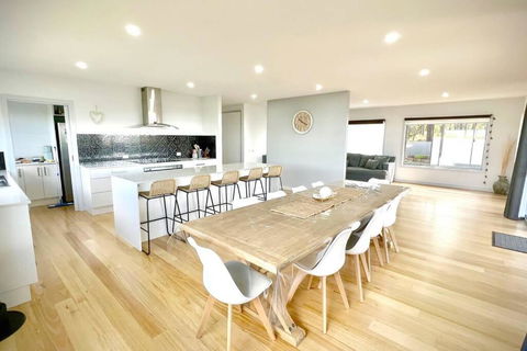 Allawah - 5 Bedroom Luxury Home With A Pool - Accommodation Brisbane 1