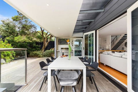 Amalfi Dream - Pool, Spa, Walk To Beach And Shops - Accommodation Brisbane 3