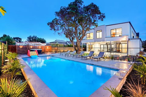 Amazing Backyard - MAX Entertain Beachside Retreat - Accommodation Brisbane 0