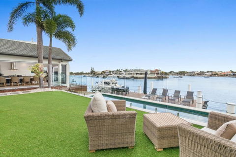 Amazing Canal House With Private Jetty, Gym & Pool - Accommodation Brisbane 0