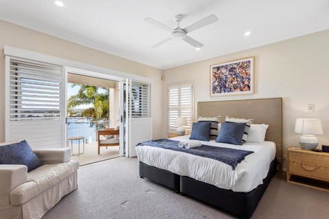 Amazing Canal House With Private Jetty, Gym & Pool - Accommodation Brisbane 4