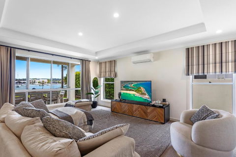 Amazing Canal House With Private Jetty, Gym & Pool - Accommodation Brisbane 3