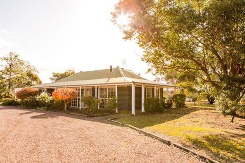 Among The Vines - Accommodation Brisbane 0