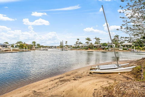 Anjuna, 2 Bedroom Apartment On Canal - Accommodation Brisbane 2
