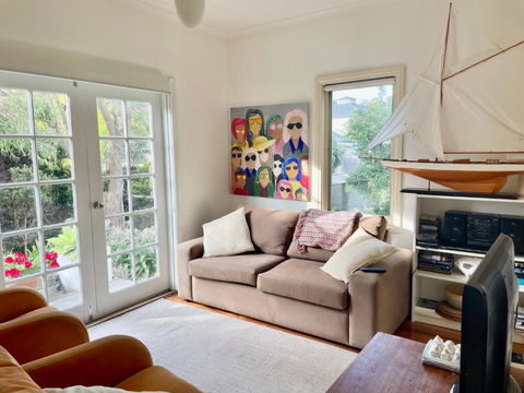 Artist Apartment Between Beach And Main - Accommodation Brisbane 0