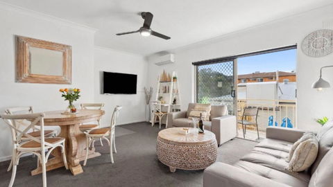 Apartment Awesome Location, Near Cafes, Restaurants, Short Stroll To The Beach - Accommodation Brisbane 0